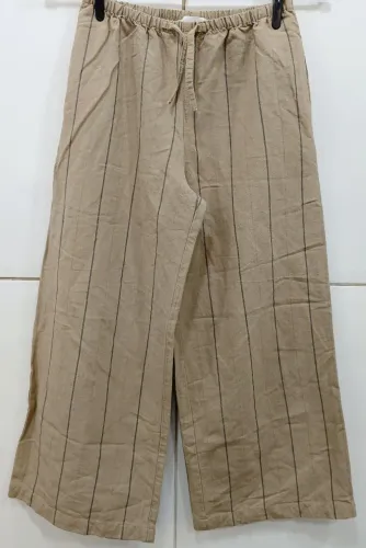 calça Zara kids tam. 7 pantacourt, listras verticais, cós elástico e cordão de amarração