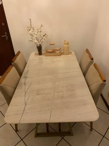 MESA EM QUARTZITO MONTBLANC + 4 CADEIRAS
