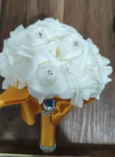 Buquê de Noiva/Dama de Honra Sofisticado com Rosas Brancas e Fita Dourada (Melhor Oferta)