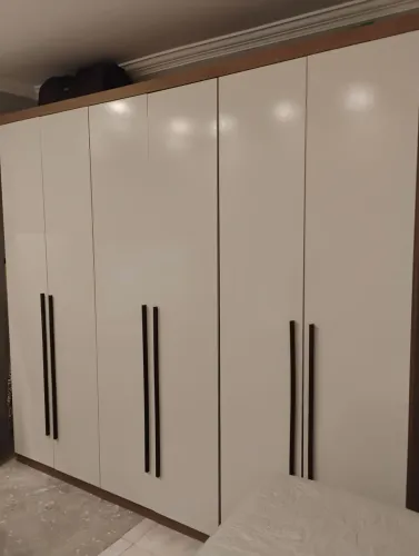 VENDE-SE GUARDA-ROUPA DE CASAL SEMI-NOVO