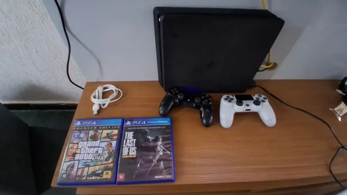Ps4 sim 500gb,2 manetes,dois jogos fisicos