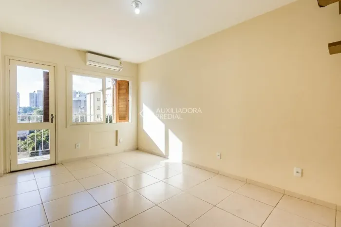 Apartamento de frente,  2 dormitórios, sacada,1 vaga, Higienópolis - Porto Alegre - RS.