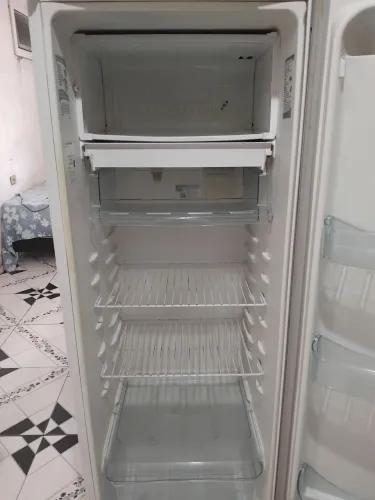 Vendo uma geladeira eletrolux 271 litros
