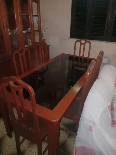 Vendo mesa de madeira c 6 cadeiras e tampa de vidro