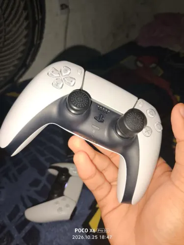 Controle de PS5 branco, Troco em versão Midnight Black ( NÃO ACOMPANHA OS GRIPS ?)