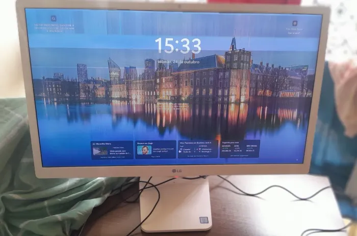 Computador All in One LG 24v570 i5 7°Ger 12GB SSD 240GB porém com detalhes na tela.<br>