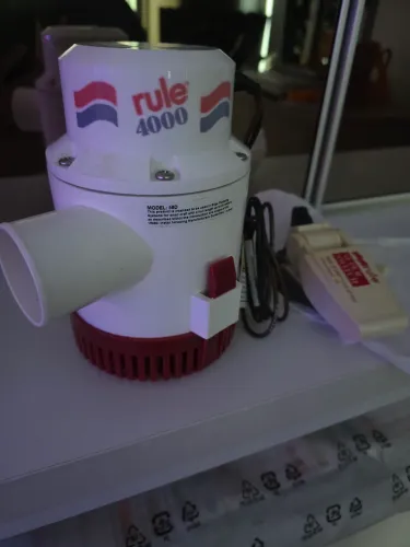 Bomba de porão Rule 4000gpm com automático Rule Super Switch
