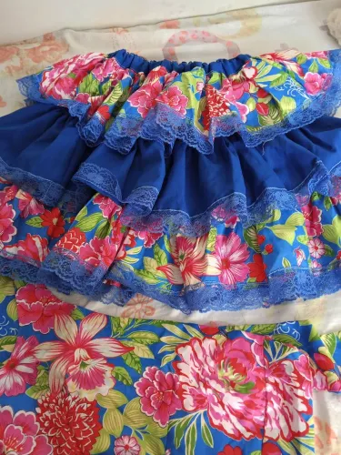 Um conjunto de saía com uma blusinha