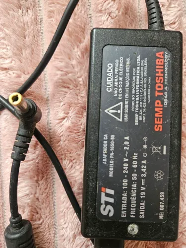 Fonte para carregar notebook semptoshiba