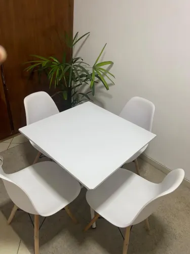 Musa pequena com jogo de cadeira
