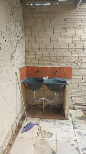 Alugo casa solteiro