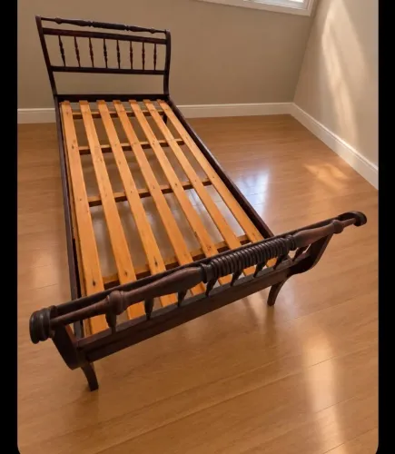 Vendo cama de solteiro em madeira maciça
