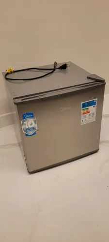 Frigobar Midea semi novo 