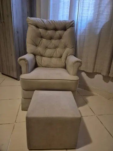 Poltrona amamentação com puff