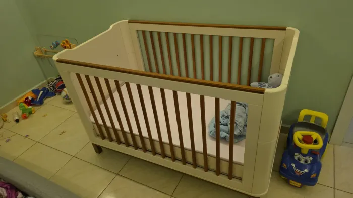 BERÇO FLOW MATIC 3 EM 1 EM MDF E MADEIRA MACIÇA COM OFF WHITE