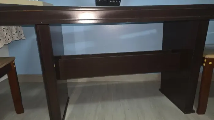 MESA DE JANTAR (1,60M POR 0,80CM) COM TAMPO DE VIDRO E 4 CADEIRAS