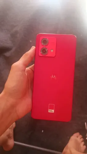 Vendo um celular moto g 84 256 de gigas ele só tem um trinco do lado 