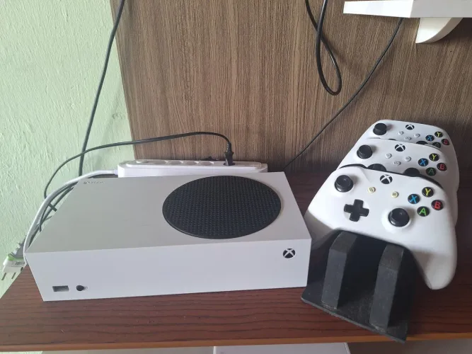 Xbox Series S 512GB + 3 Controles Originais (Excelente Estado)