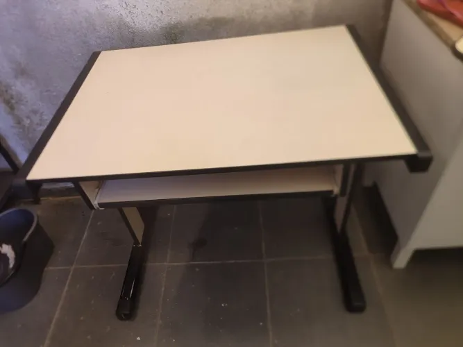 Mesa de escritório com gaveta retrátil.