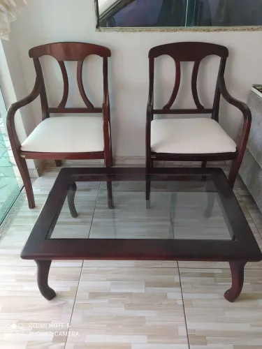 Jogo de cadeira com centro rústico.