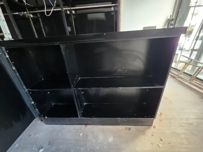 Balcão de caixa com porta basculante