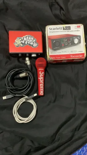 Kit Gravação Elite: Microfone Shure SM58 Edição Limitada Supreme + Interface Focusrite Sca