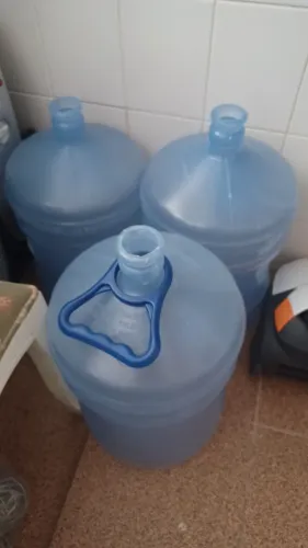 Três bombonas de água mineral 20L vazias