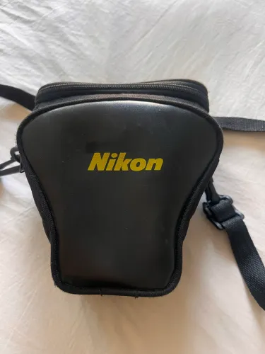 "Câmera Nikon D3100 + lente 18-55mm VR - Excelente estado"