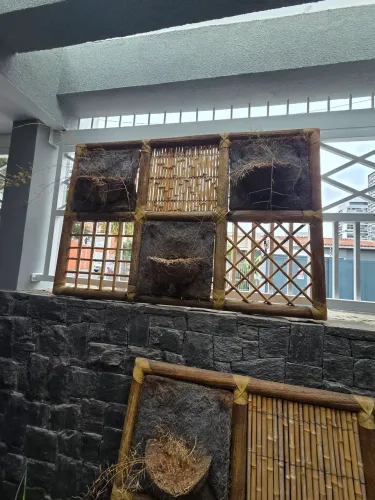 2 Painéis Grandes de Jardim Vertical Rústico em Bambu 3 vasos Xaxim 1,41x0,38
