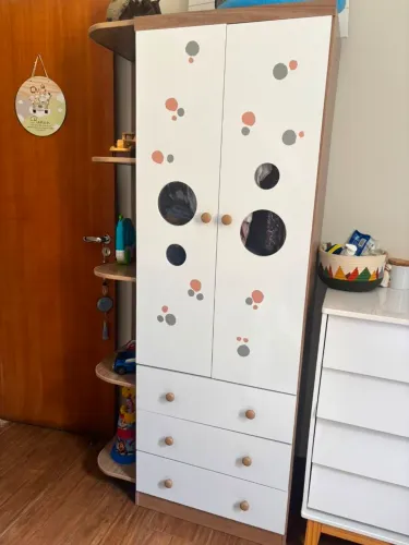 Armário infantil branco - 3 gavetas e 4 prateleiras