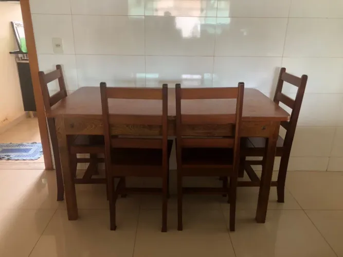 MESA DE JANTAR EM MADEIRA + 4 CADEIRAS 