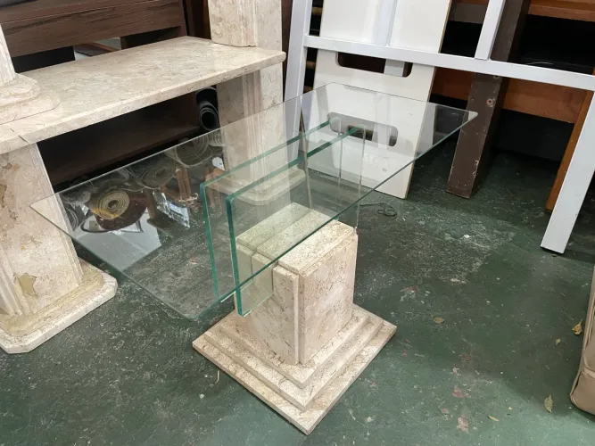 Mesa de Centro com Tampa de Vidro e Base de Mármore
