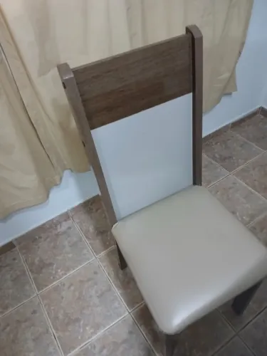Vendo.mesa 90x90com tanto em vidro e 4 cadeiras forada em couro 600,oo reais