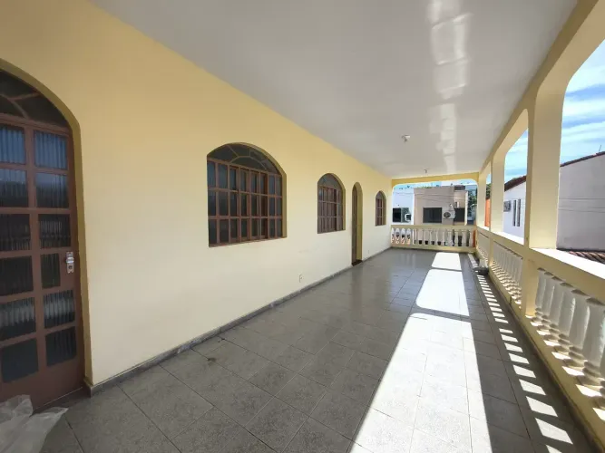 Casa Geminada Espaçosa, Pavimento Superior no Lagoa Santa com Varanda