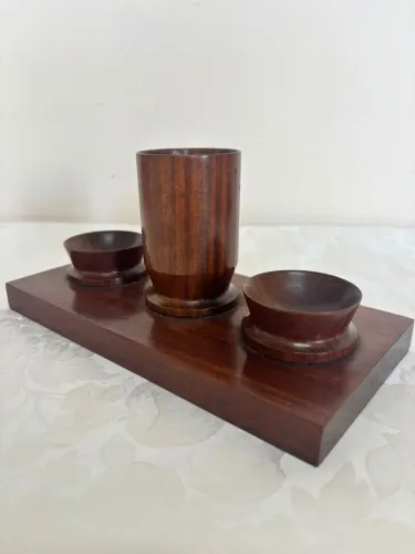 Antigo e belíssimo organizador de mesa, em madeira - 25cm de largura