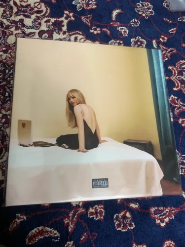 Sabrina Carpenter emails i cant send vinil