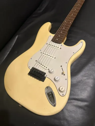 Fender stratocaster deluxe México 1999 com upgrades