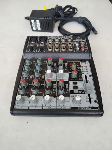 Mesa de Som Behringer