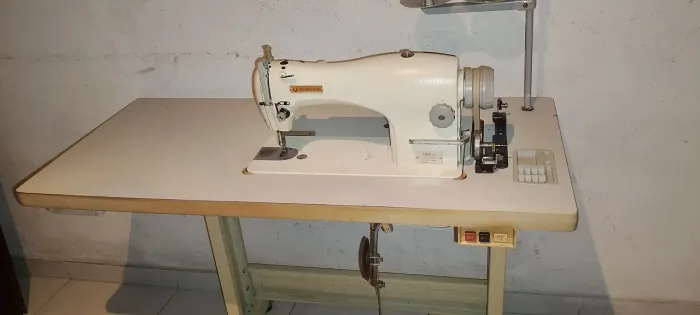 Máquina de costura reta industrial 