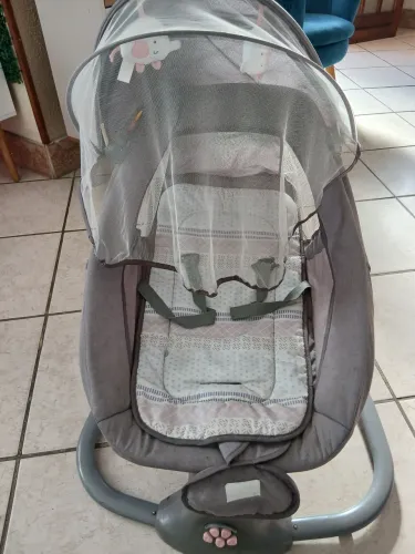 Cadeira de Balanço de Neném
