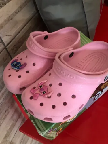 Vende 1 par de Crocs Original