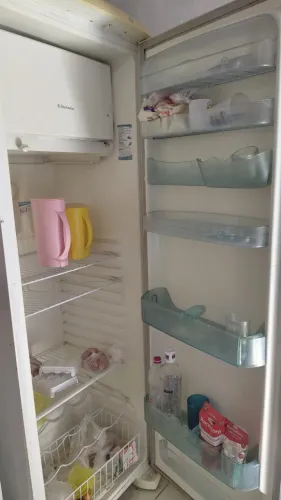 Geladeira branca em ótimo estado