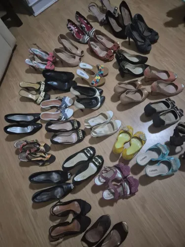 80 pares de Sapatos,sandálias e botas ?para brecho R$15,00 cada.