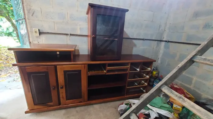 Rack de madeira maciça em perfeito estado