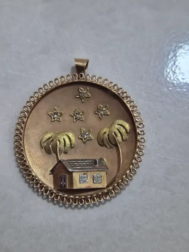 Medalha antiga de ouro muito bonita