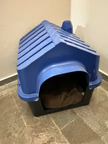 Casinha de cachorro azul e preta (plástico resistente)