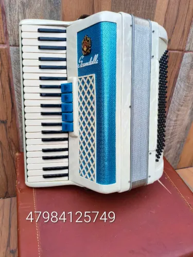 Acordeon Scandalli 120 baixos