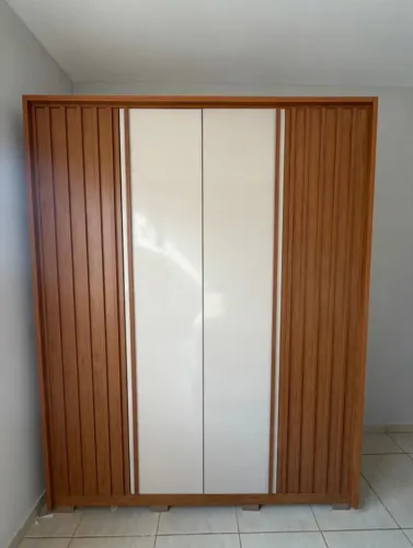 GUARDA-ROUPA 4 PORTAS COM RIPADO