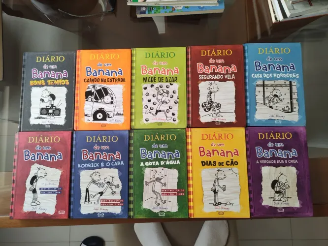 COLEÇÃO DIÁRIO DE UM BANANA - CAPA DURA - VOLUME 1 AO 10 - PÁGINAS BEM AMARELADAS