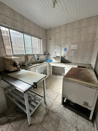 Freezer,balança,serra,máquina de moer,mesa tudo em perfeito estado 